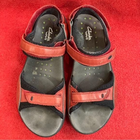 CLARKS Sz 10 Walking Hiking Velcro Closures Leather Comfort Sole Sandals - Picture 3 of 9